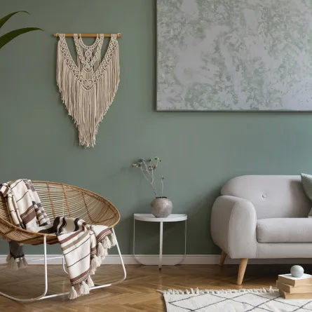 غرفة معيشة تتضمن كرسيًّا من الرتان