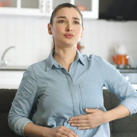 امرأة تشعر بألم في البطن بسبب مرض السيلياك