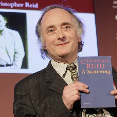 الفائز بجائزة كوستا للكتاب لعام 2009 للمؤلف البريطاني كريستوفر ريد في وسط لندن في 26 يناير 2010.. (مصدر الصورة:SHAUN CURRY / AFP) 