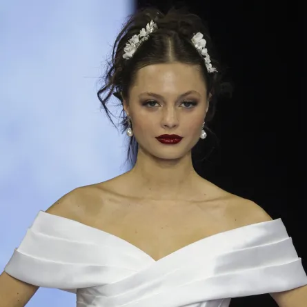 تسريحات عرايس للشعر الطويل مزينة بالأكسسوارات موضة خريف 2024