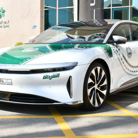 سيارة "لوسِد اير جراند تورينج". الصورة من الحساب الرسمي لشرطة دبي على منصة x