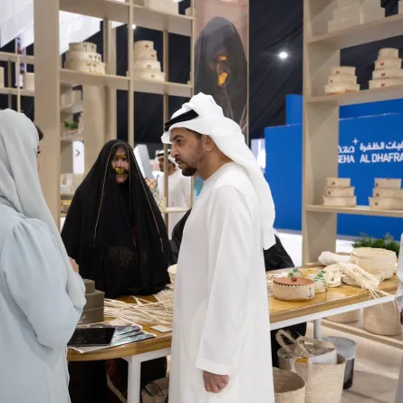 الشيخ حمدان بن زايد آل نهيان يزور مهرجان ومزاد ليوا للتمور. الصورة من الحساب الرسمي للشيخ حمدان على منصة x