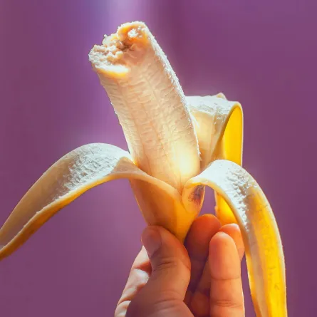 	موزة ملصقة على حائط بشريط قد تباع بمليون جنيه إسترليني 	- صورة تعبيرية من pexels by ayrat