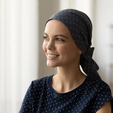 إحدى محاربات سرطان الثدي تضحك بثقة