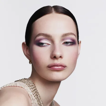 إشراقة ساحرة: مجموعة Dior Backstage لأعياد لا تُنسى - الصورة من مكتب العلاقات العامة للعلامة