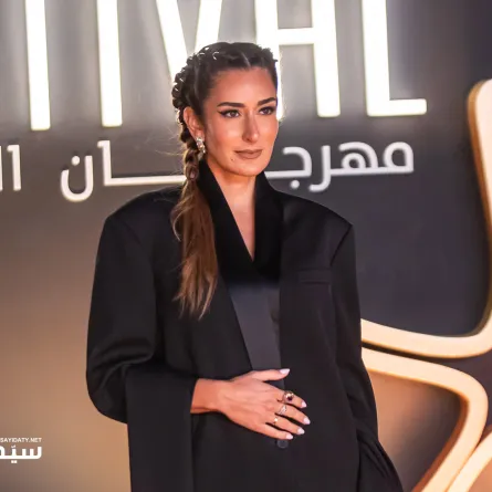 أمينة خليل بأقراط لؤلؤ ذهبي وفضي- تصوير يحيى أحمد خاص لسيدتي