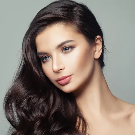 طرق العناية بالشعر الأسود.. دليل شامل لخصلات لامعة كالحرير