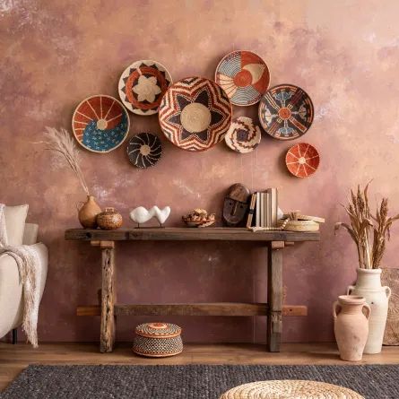 ديكور يعبر عن ثقافات مختلفة؛ تبدو جرتان من الفخار في الزاوية