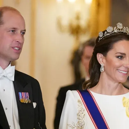 الأمير وليام وكاثرين في قصر باكنغهام في وسط لندن (Prince William and Catherine at Buckingham Palace in central London). مصدر الصورة: Yui Mok / POOL / AFP