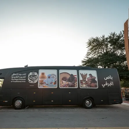 انطلاق باص الحِرفي من ورث في 3 محطات للتعريف بالفنون التقليدية بالمملكة - الصورة من حساب ورث على إكس