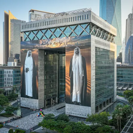 صورة الشيخ زايد بن سلطان آل نهيان، والشيخ راشد بن سعيد آل مكتوم على مركز دبي المالي العالمي. الصورة من مكتب دبي الإعلامي