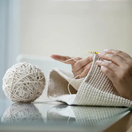 سيدة تحوك قطعة من الكروشيه- مصدر الصورة  Freepik  by jcomp 