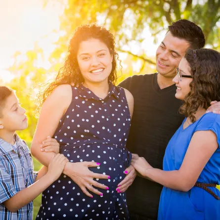 صورة لامرأة حامل مع عائلتها