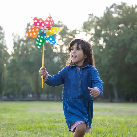 صورة لطفلة تلعب