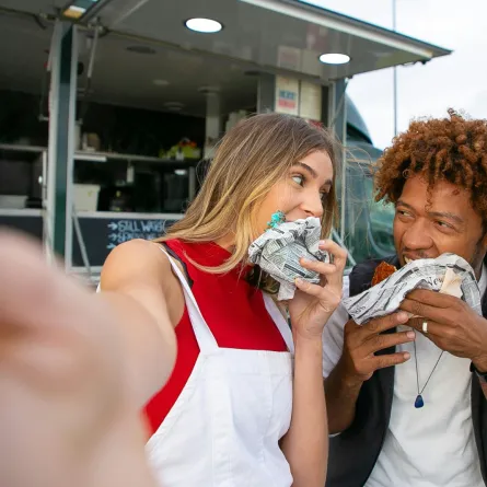 تفسير حلم تناول الطعام مع الميت 