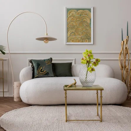 غرفة جلوس رسمية مؤثثة بأثاث منجد فخم