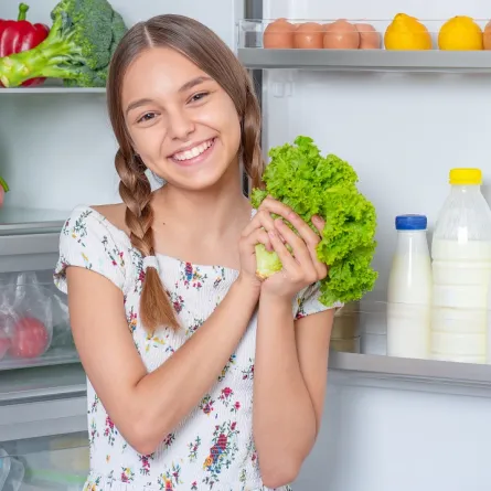 صورة لمراهقة تستعرض الأغذية الصحية