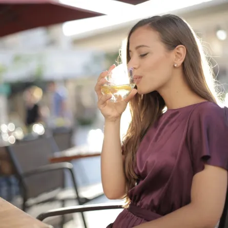 امرأة تشرب الماء لترطيب الجسم