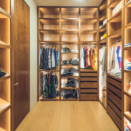 خزانة منظمة في غرفة النوم 