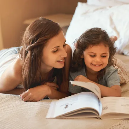 صورة أم تقرأ القصص