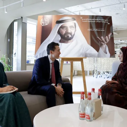 منى المري مع الرئيس التنفيذي لمنصة Tik Tok. الصورة من الحساب الرسمي لمجلس دبي للإعلام على منصة x