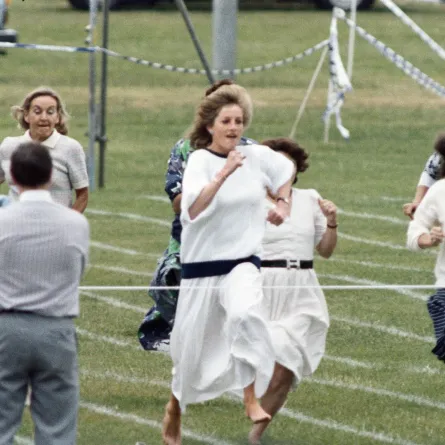 الأميرة ديانا تتنافس في سباق الأمهات، كجزء من فعاليات يوم الرياضة المدرسية السنوي للأمير ويليام (Princess Diana competes in the mothers race, as part of Prince William's annual school sports day events). مصدر الصورة: Bill Kennedy/Mirrorpix/Getty Images