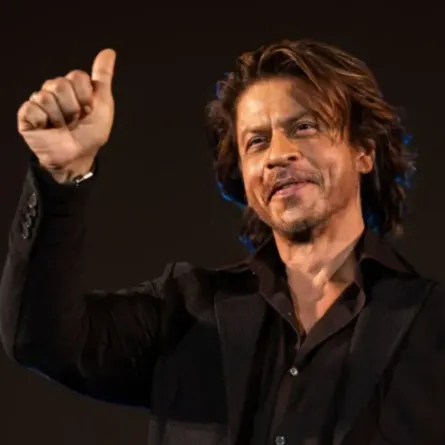 شاروخان يحضر مهرجان لوكارنو السينمائي السابع والسبعين في لوكارنو بسويسرا (Shah Rukh Khan attends the 77th Locarno Film Festival in Locarno, Switzerland). مصدر الصورة: Alessandro Levati/Getty Images