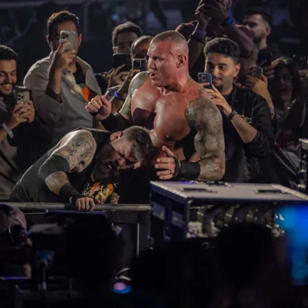 انتهت مواجهة أسطورية بالتعادل بين راندي أورتن و كيفن أوينز في WWE كراون جول