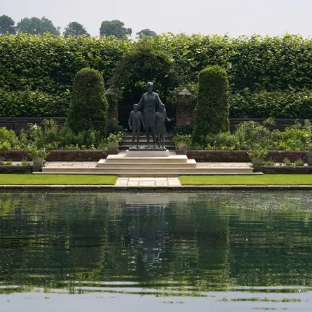 تمثال الأميرة ديانا في الحديقة الغارقة في قصر كنسينغتون، لندن (Princess Diana statue at The Sunken Garden in Kensington Palace, London). مصدر الصورة: Jonathan Brady / POOL / AFP