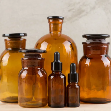 زجاجات قديمة ملونة