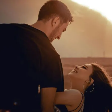 زوج يحتضن زوجته بعد أن عاتبته وتسامحا