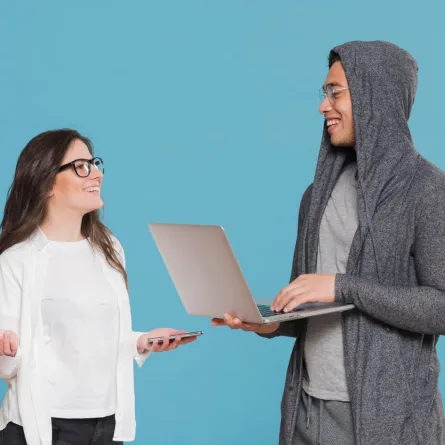 زوجة شابة تتحدث مع زوجها في بعض الأمور الخاصة بها   