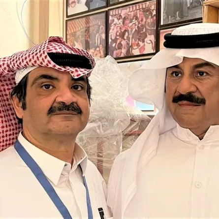 بشار وتمثال لـ والده الراحل عبد الحسين عبد الرضا- الصورة من حسابه على الانستغرام