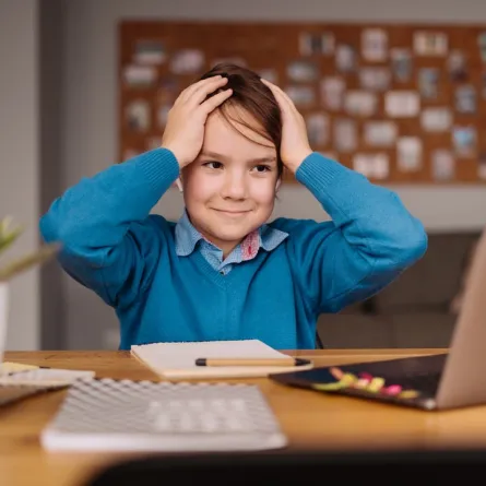 صورة لطفل مشتت الفكر