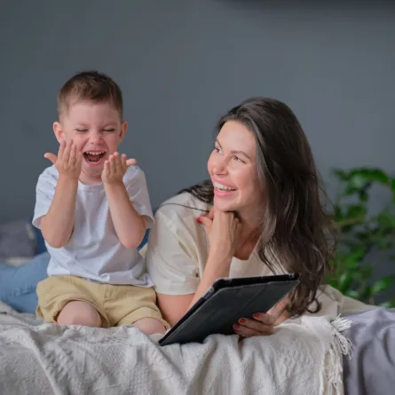 صورة طفل يضحك على القصة