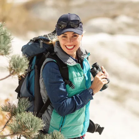 امرأة تستكشف مجاهل العالم