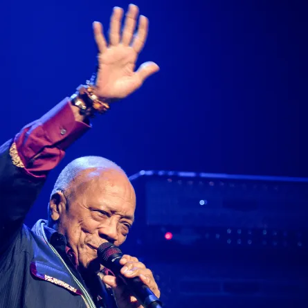 كوينسي جونز خلال مهرجان مونترو لموسيقى الجاز الثالث والخمسين في مونترو (  Quincy Jones during the 53rd Montreux Jazz Festival in Montreux). مصدر الصورة: FABRICE COFFRINI / AFP