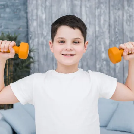 صورة لطفل يرفع أثقال