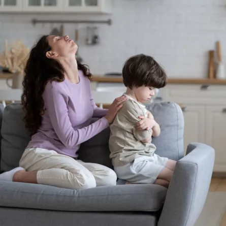 صورة لأم تعاني من عناد طفلها