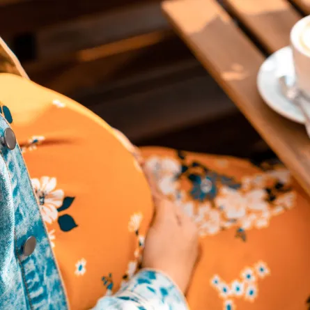 صورة لحامل تستعد لشرب أحد المشروبات المحتوية على الكافيين