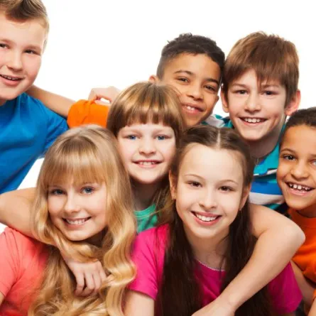 صورة لأطفال يتشاركون اللعب