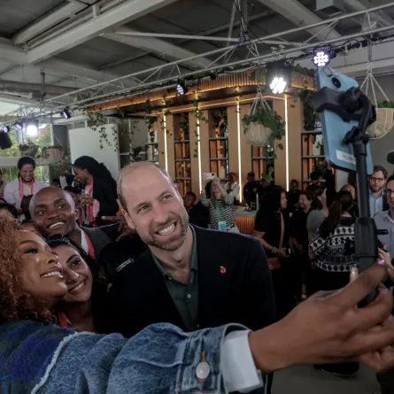 نومزامو مباثا، مضيفة أسبوع Earthshot، تلتقط صورة شخصية مع الأمير ويليام في برنامج Earthshot Prize Climate Leaders Youth Program على Rooftop on Bree في كيب تاون (Nomzamo Mbatha the host of Earthshot Week, takes a selfie with Prince William at the Earthshot Prize Climate Leaders Youth Programme at Rooftop on Bree in Cape Town). مصدر الصورة: GIANLUIGI GUERCIA / POOL / AFP