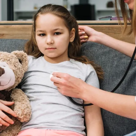 صورة لأم مع ابنتها المريضة