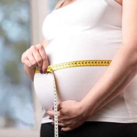 صورة لحامل تقيس وزنها