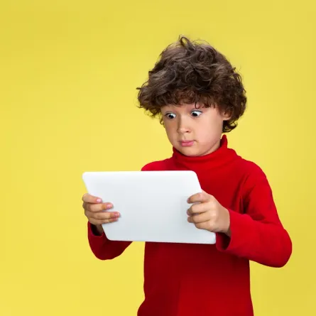 صورة لطفل يندهش من محتويات بالإنترنت