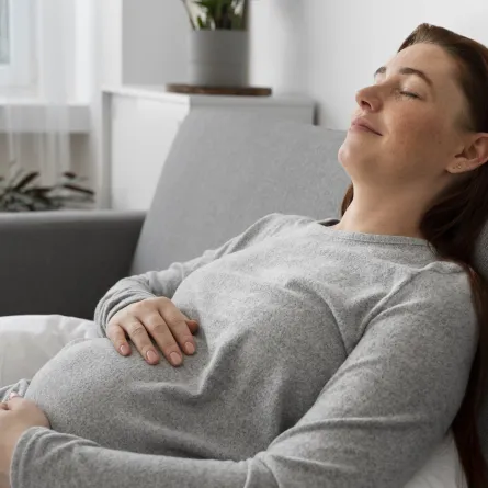 صورة لامرأة حامل نائمة