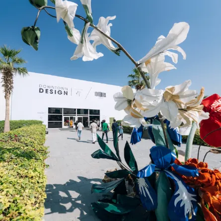 تركيب في معرض داون تاون ديزاين، للفنانة الهولندية ليندا نيوستاد 