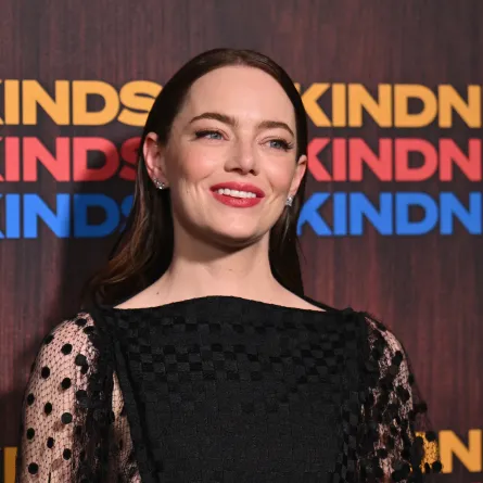 إيما ستون تحضر العرض الأول لفيلم Searchlight في نيويورك ( Emma Stone attends the New York premiere of Searchlight). مصدر الصورة: ANGELA WEISS / AFP