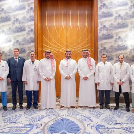 ولي العهد يستقبل فريق التخصصي الطبي المنفذ لأول عملية زراعة قلب باستخدام الروبوت في العالم - مصدر الصورة واس