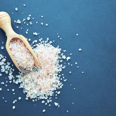 تنظيف البقع باستخدام الملح  